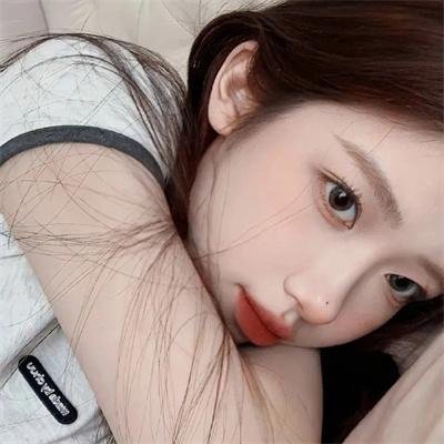 与一位女士合影